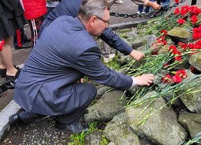 Сегодня члены Камчатского морского собрания возложили цветы к Памятнику Курильского десанта 