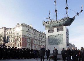 В Петербурге открыт памятник первому русскому линейному кораблю «Полтава»